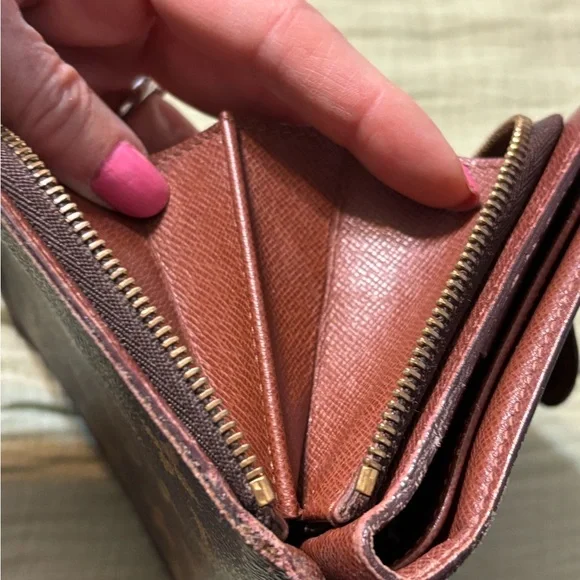 Louis Vuitton Brown and Gold Wallet with Iconic Monogram Design - Picture 13 of 15